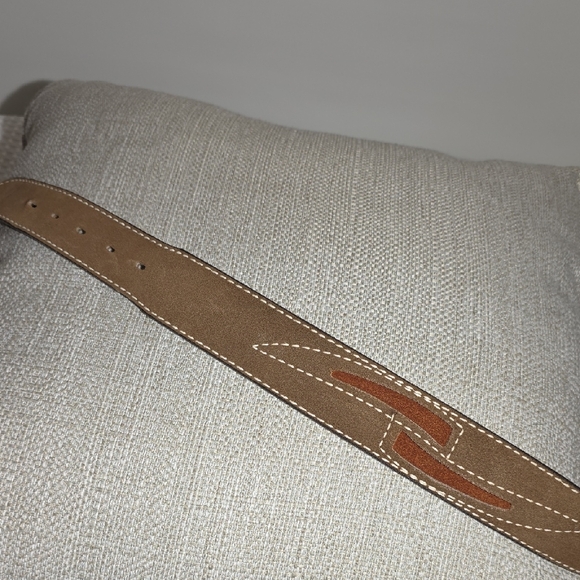 Classic Brown Leather Belt with Gold Buckle - Picture 5 of 7